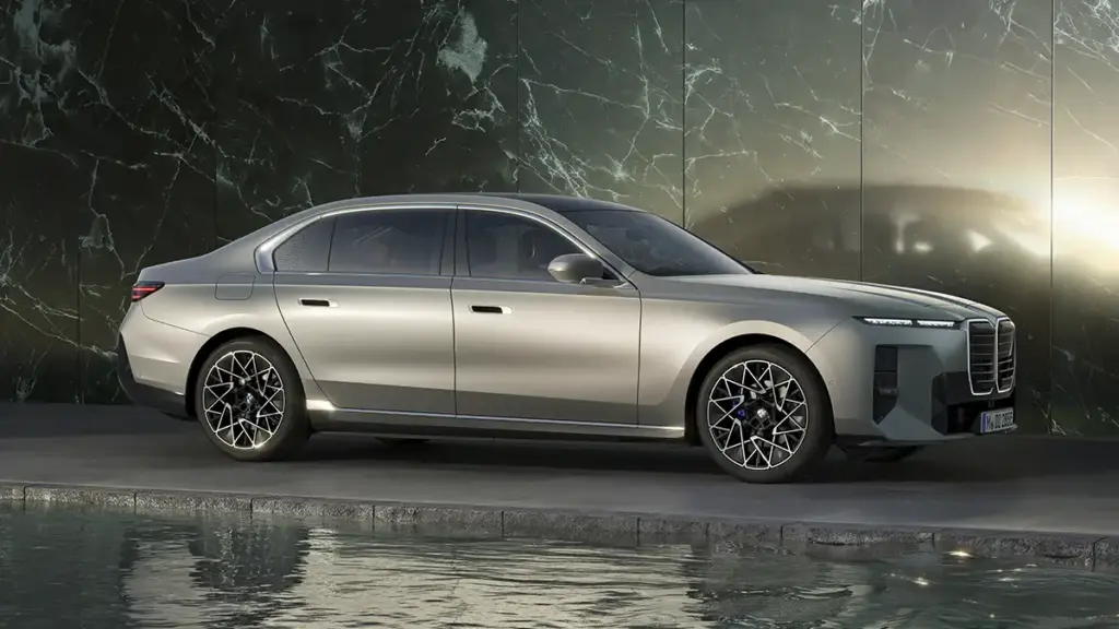 BMW Serie 7 gris plata vista lateral con fondo de mármol