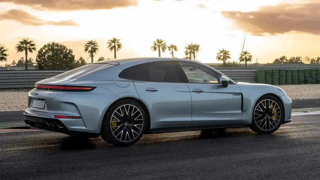 Porsche Panamera Turbo E-Hybrid plata vista trasera lateral en circuito al atardecer